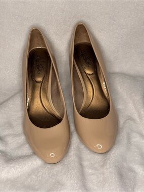 Life Stride Nude Heels Size 9